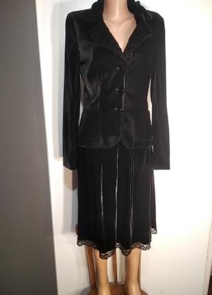 Костюм женский (пиджак и юбка миди) черного цвета.