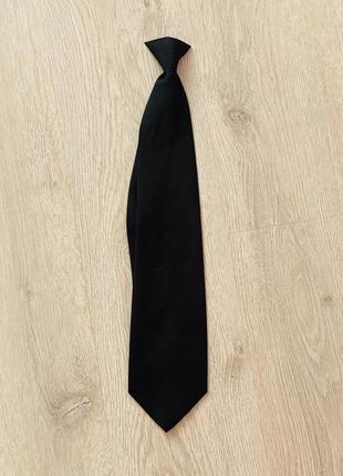 Черный галстук на застежке