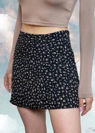 Черная цветочная короткая юбка
