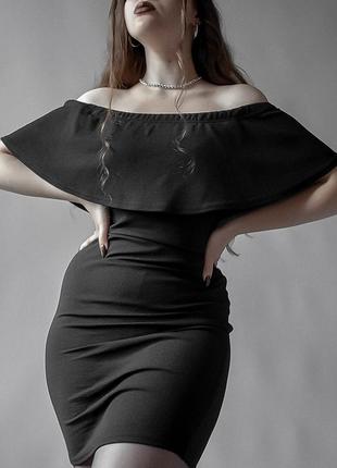 Черное обтягивающее платье с воланом