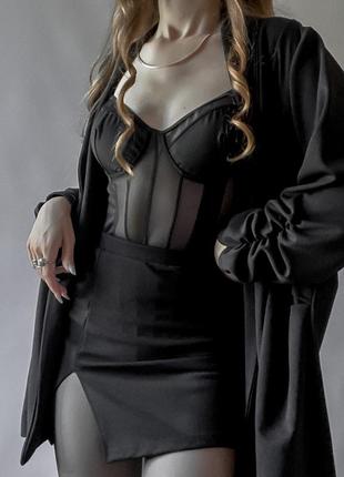 Базовый черный пиджак с драпировкой на рукавах