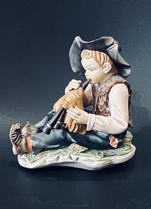 Паренчатая статуэтка мальчик с валинкой capodimonte