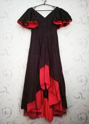 Шикарное, тематическое платье в пол, с красной подбивкой."карм...