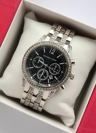 Очень красивые женские наручные часы серебристого цвета с черн...