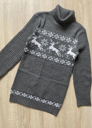 Теплый вязаный свитер с оленями