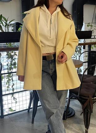 Жовте пальто з поясом na-kd