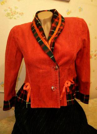Интересный жакет пиджак красный вельветовый с шотландкой в кле...