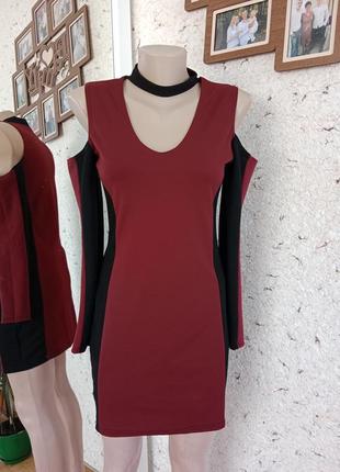 Короткое бордовое платье на длинный рукав