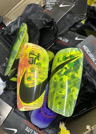 Футбольні щитки Nike
