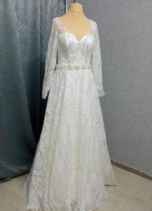 Свадебное платье с вырезом