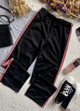 Спортивні штани із завищеною талією і лампасами чорного кольору
