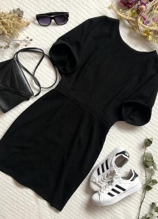Красивое чёрное платье в классическом стиле и свободным верхом