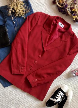 Яркий пиджак с шерстью красного цвета