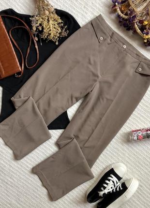 Классические брюки с кантами песочного цвета в подарок