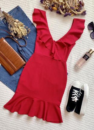 Яскраве червоне плаття з рюшами, яркое красное платье с рюшами