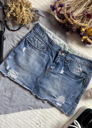 Короткая джинсовая юбка с рваностями