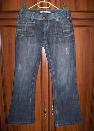 Серые прямые классические джинсы с оригинальными карманами и п...