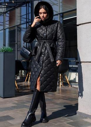 Стильное удлиненное зимнее пальто на утеплителе черного цвета