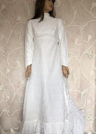 Неймовірна мереживна весільна сукня з шлейфом вінтаж кремового...