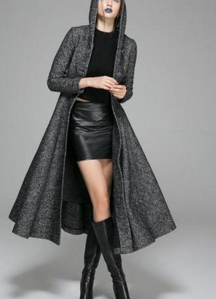 Женское вязанное пальто-мантия