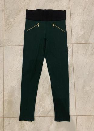 Зеленые брюки лосины леггинсы от zara женские с золотыми замоч...