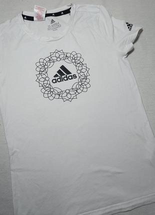 Хлопковая футболка adidas. белая футболка с логотипом adidas