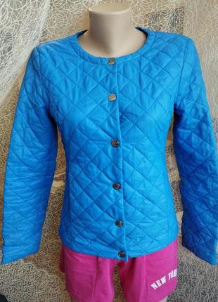 Женская курточка-ветровка, синего цвета.