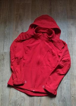Женская куртка красного цвета из плотной непродуваемой ткани с...