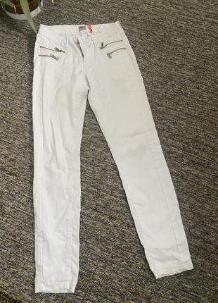 Белые стретчевые штаны зауженные s