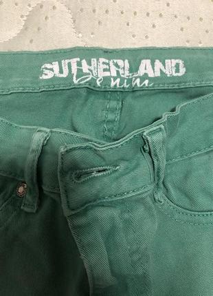 Зеленые штаны джинсы зауженные узкачи