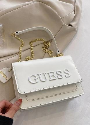 Женская сумка guess кросс-боди на цепочке белая