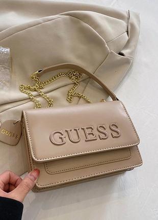 Женская сумка guess кросс-боди на цепочке бежевая