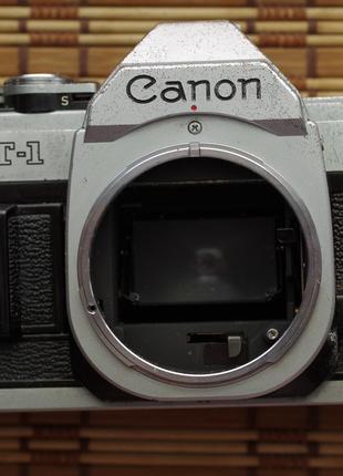 Фотоаппарат Canon AT-1 окисление и коррозия корпуса но рабочий