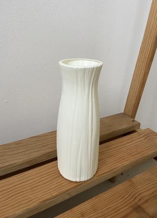 Біла пластикова ваза для квітів декор