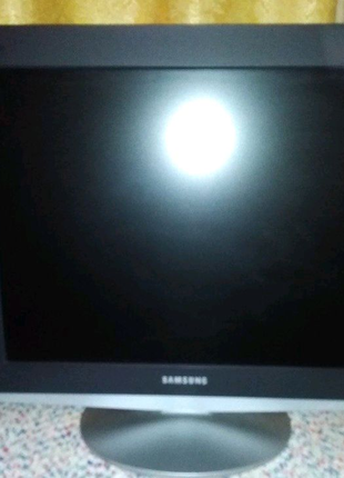 LCD-телевізор Samsung 
20 дюймів 50 см 
у чудовому стані висилив