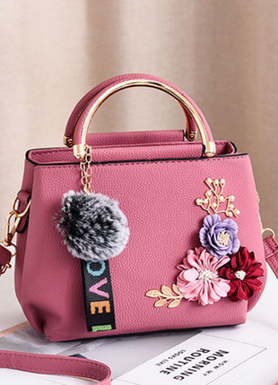 Женская мини сумочка с цветочками и меховым брелоком. маленька...