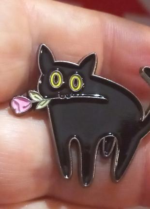 Брошь брошка значок пин метал эмаль черный кот кошка держит розу