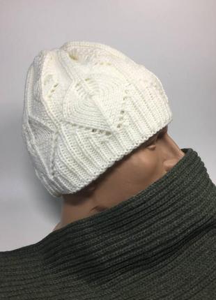 Ажурна біла шапка м'яка тепла зима в'язана напіввовна н1406