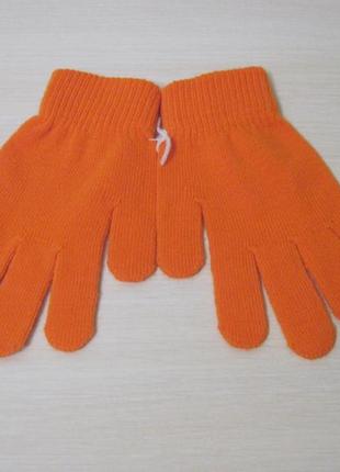 Яркие перчатки