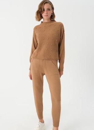 Женский трикотажный комплект из свитера и брюк с деталями кори...