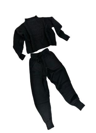 Женский трикотажный комплект из свитера и брюк с деталями черн...