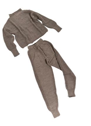 Женский трикотажный комплект из свитера и брюк с деталями кофе...