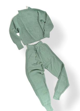 Женский трикотажный комплект из свитера и брюк с деталями зеле...
