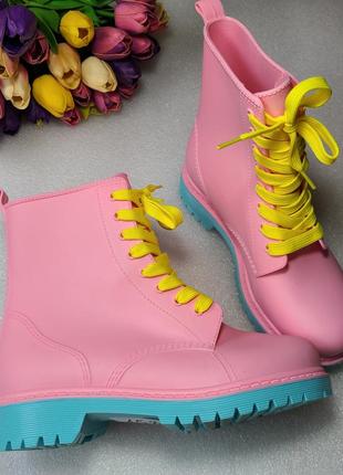 Розовые ботинки на дождь