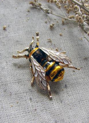 Небольшая брошь с эмалью в виде пчелы брошка пчела цвет золото