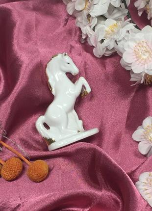 Статуетка сувенир фарфоровая фигурка белая лошадь на дыбах с п...