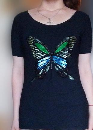 Черная футболка с вышитым бисером бабочкой