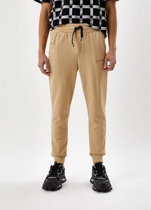 Мужские спортивные штаны john стрижкаmond бежевого цвета.
