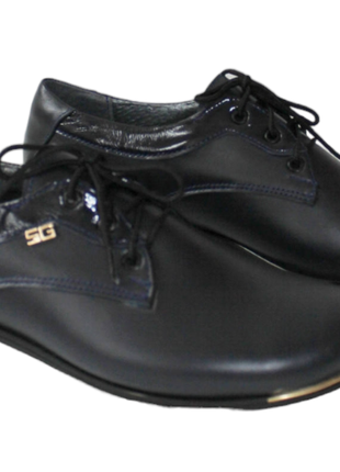 Женские кожаные туфли на плоском ходу черного цвета
