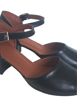 Классические женские кожаные босоножки на каблуке черного цвета